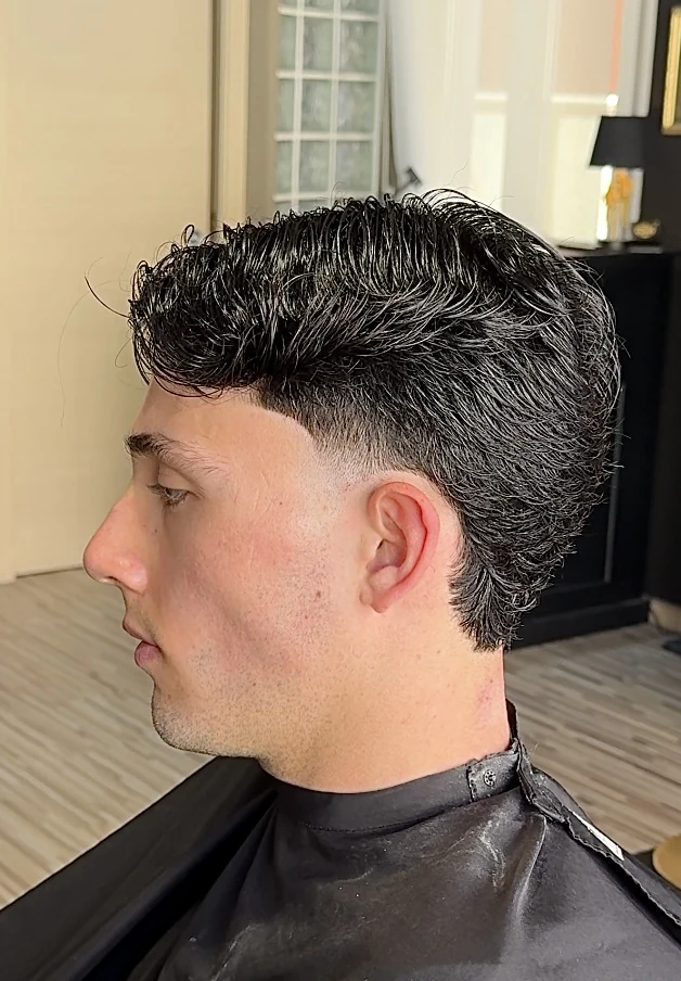 Taglio sfumato con capelli mossi