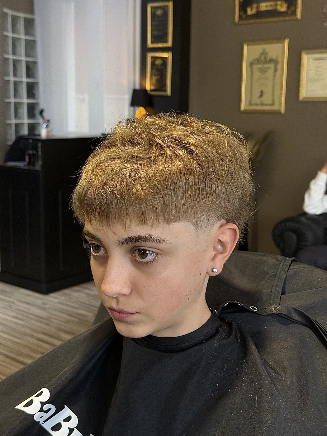 Taglio sfumato con capelli lunghi sopra